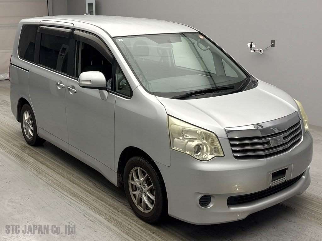 Toyota Noah  2006 2000cc Image