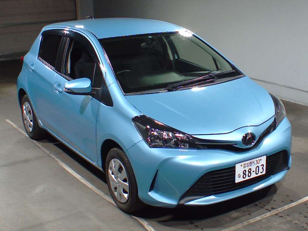 Японские машины купить в японии. Toyota Vitz. Toyota Vitz 2014. Тойота Витц новая. Витц 2014.